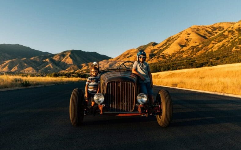 Niños con un coche clasico