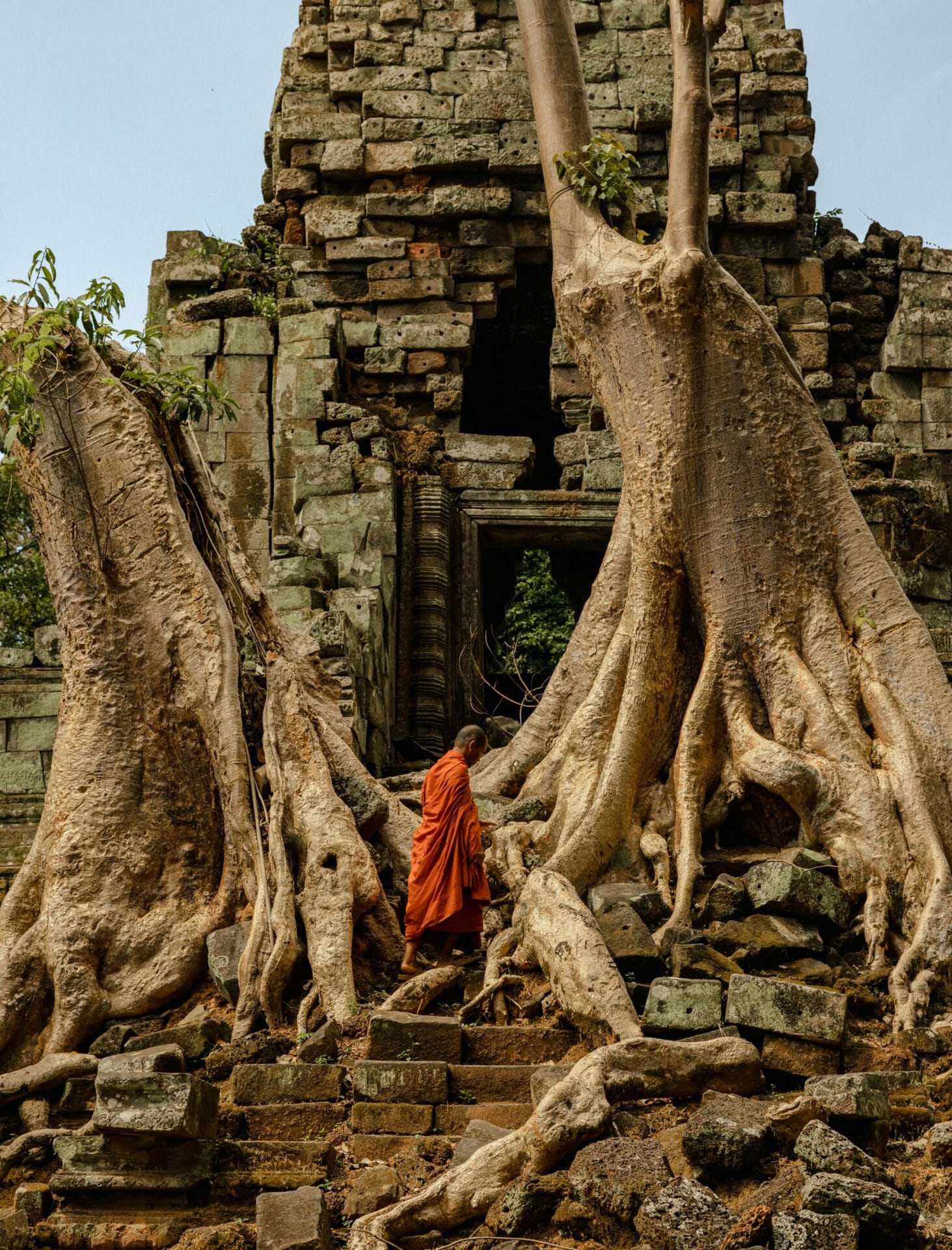 Monje en Amansara, Camboya, uno de los mejores destinos para viajar este verano