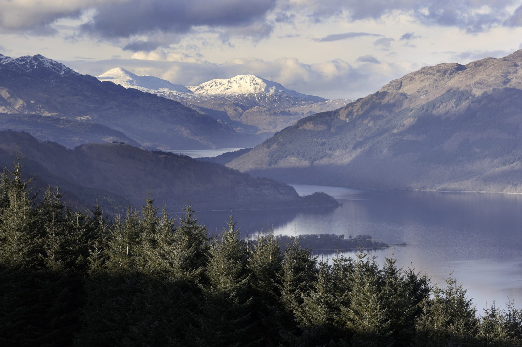 Montañas y árboles cerca de Loch Lomond, Escocia