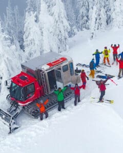 Grupo de esquí en pistas nevadas