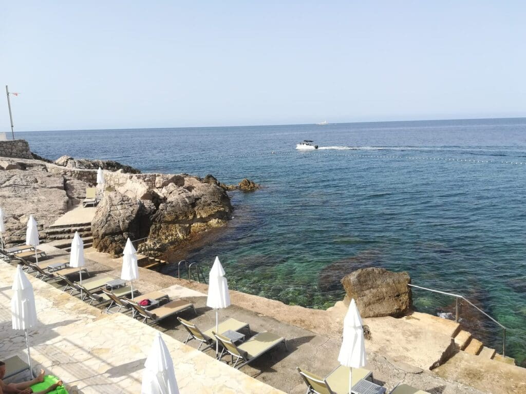 Terraza a orillas del mar en Dubrovnik