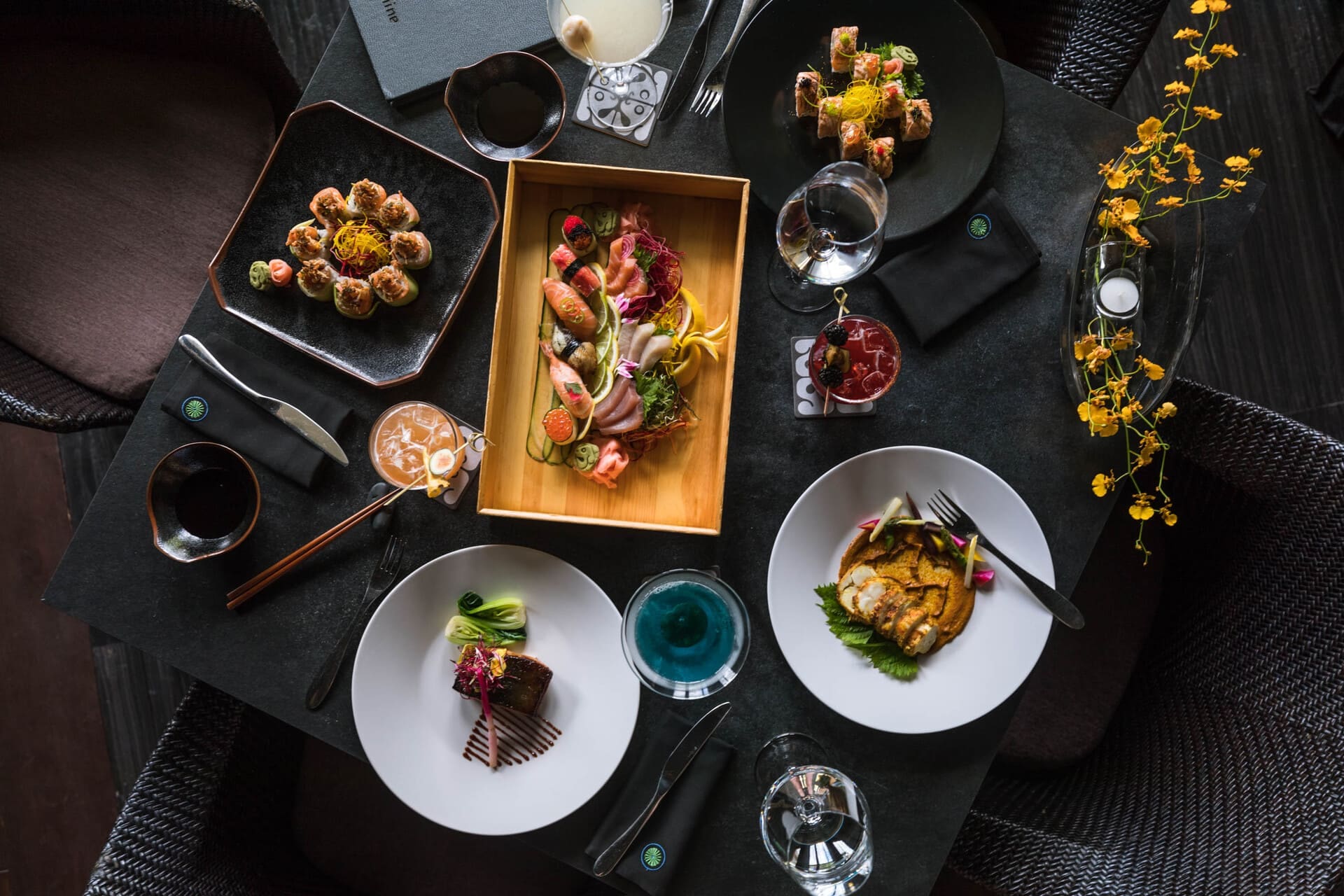 mesa con platos de comida de diferentes países