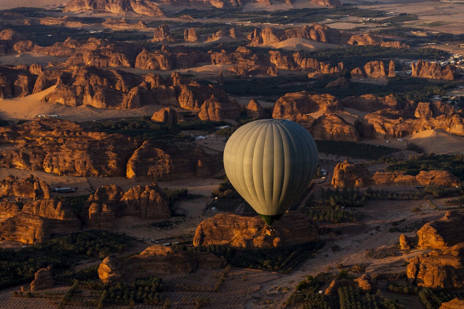 Sobrevolar en globo AlUla