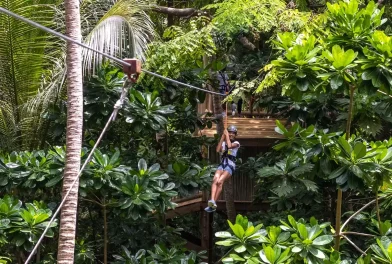 Cena en tirolesa en Maldivas