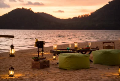 Cena-romantica-al-atardecer-en-una-playa-secreta-Tailandia-scaled