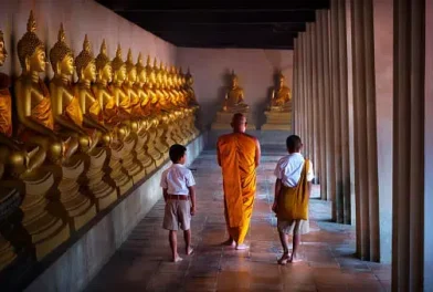 Clase-privada-con-un-abad-budista-Laos