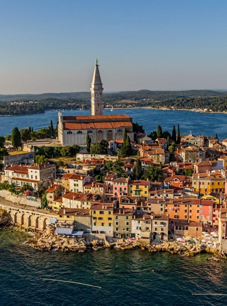 Toma aérea del casco antiguo de Rovinj al atardecer, región de Istria, Croacia