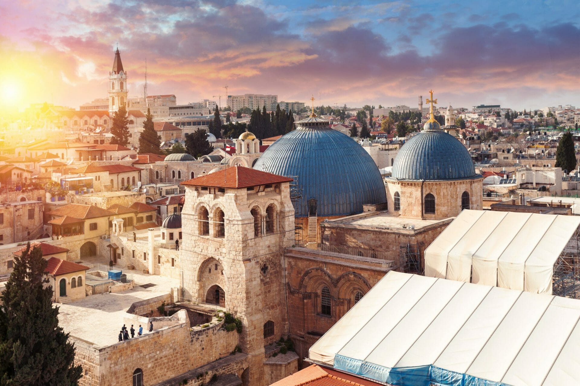 Iglesia del Santo Sepulcro al atardecer, Jerusalén, Israel. Vista desde arriba.