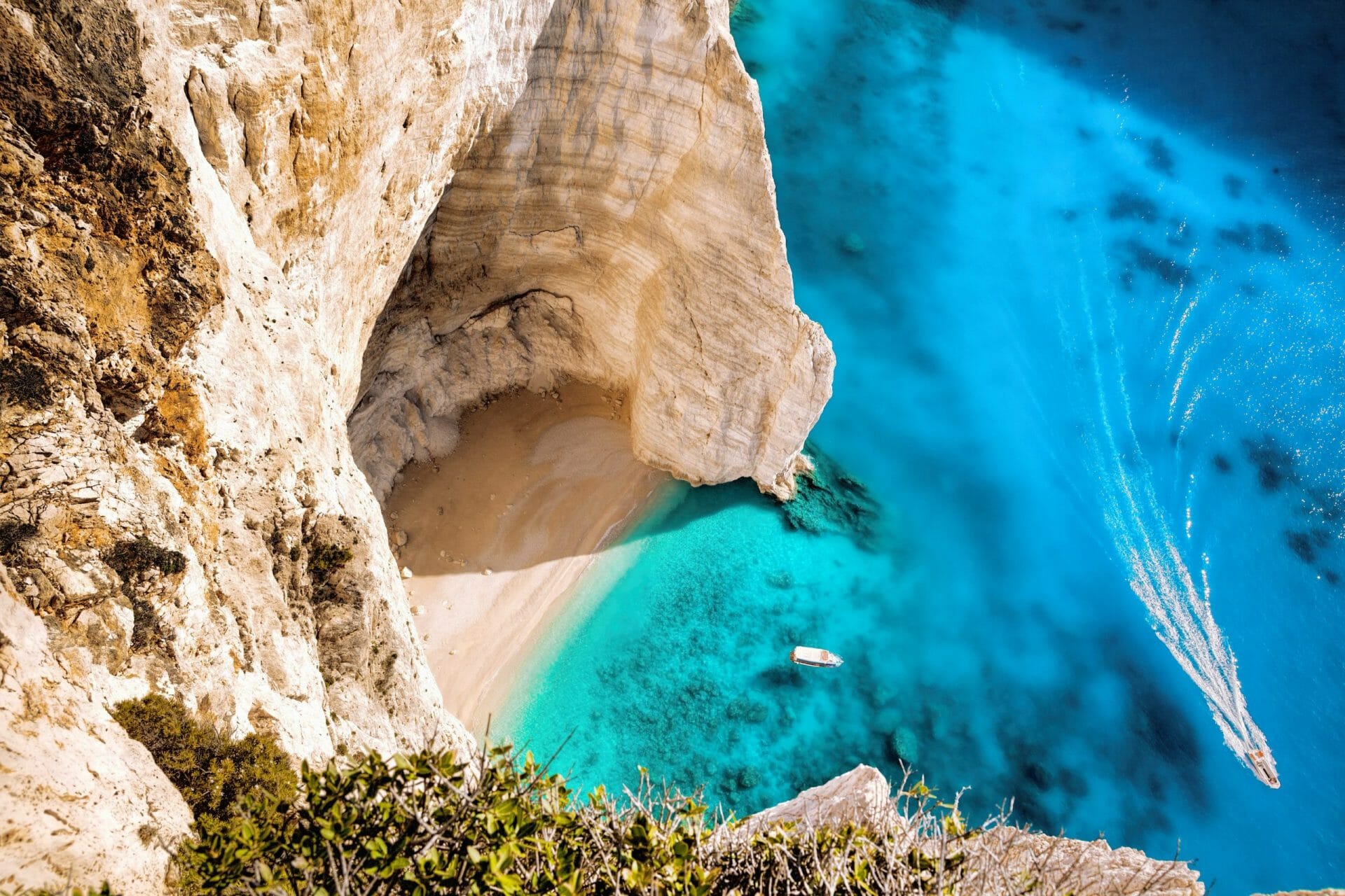 Acantilado alto con barcos en la isla de Zakynthos en Grecia