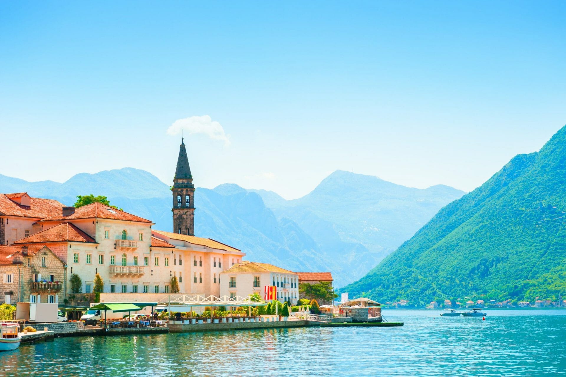 Vista de la ciudad de Perast en la bahía de Kotor, Montenegro