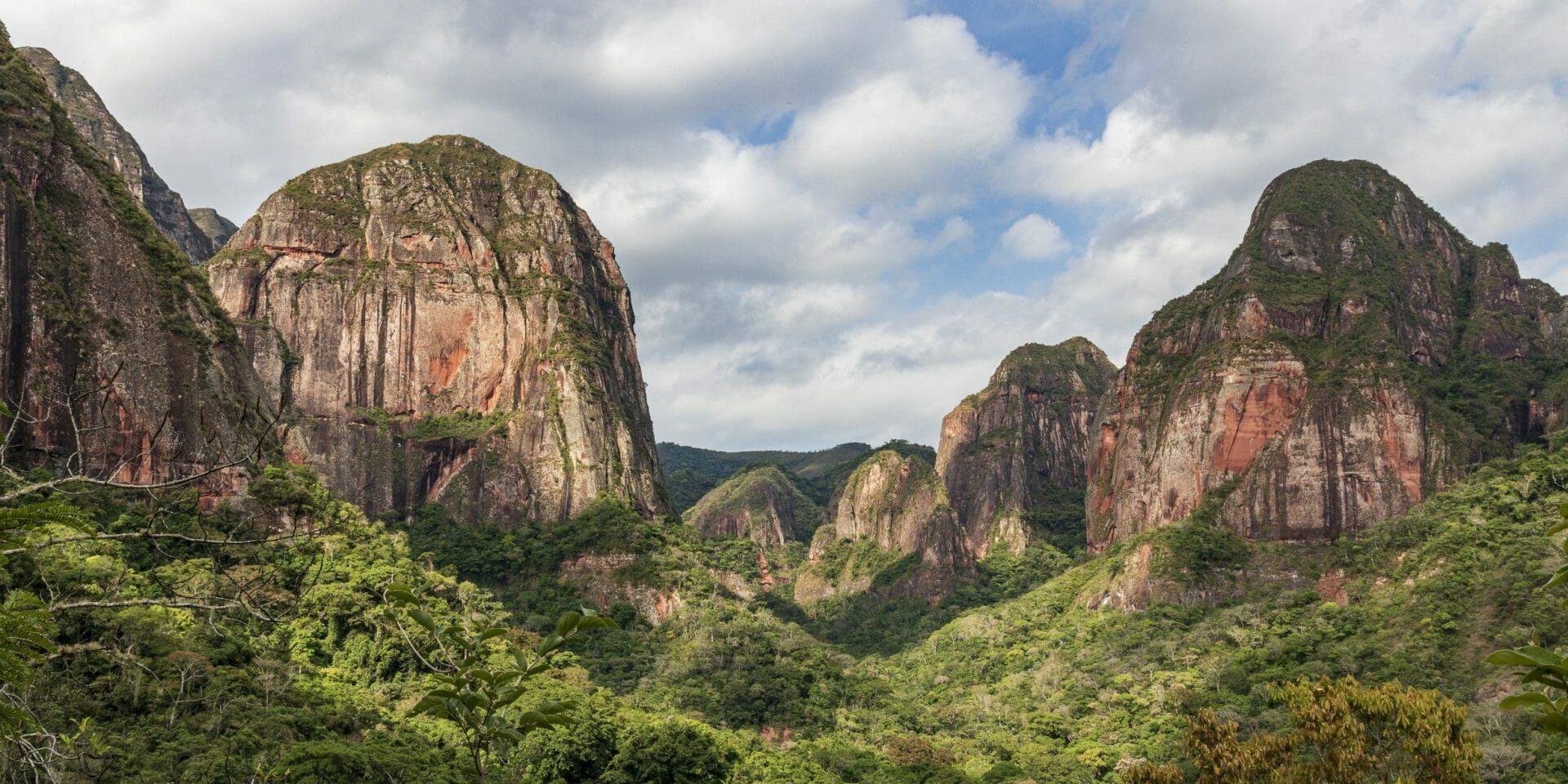 Montañas y bosque en el Parque Amboró en Bolivia.