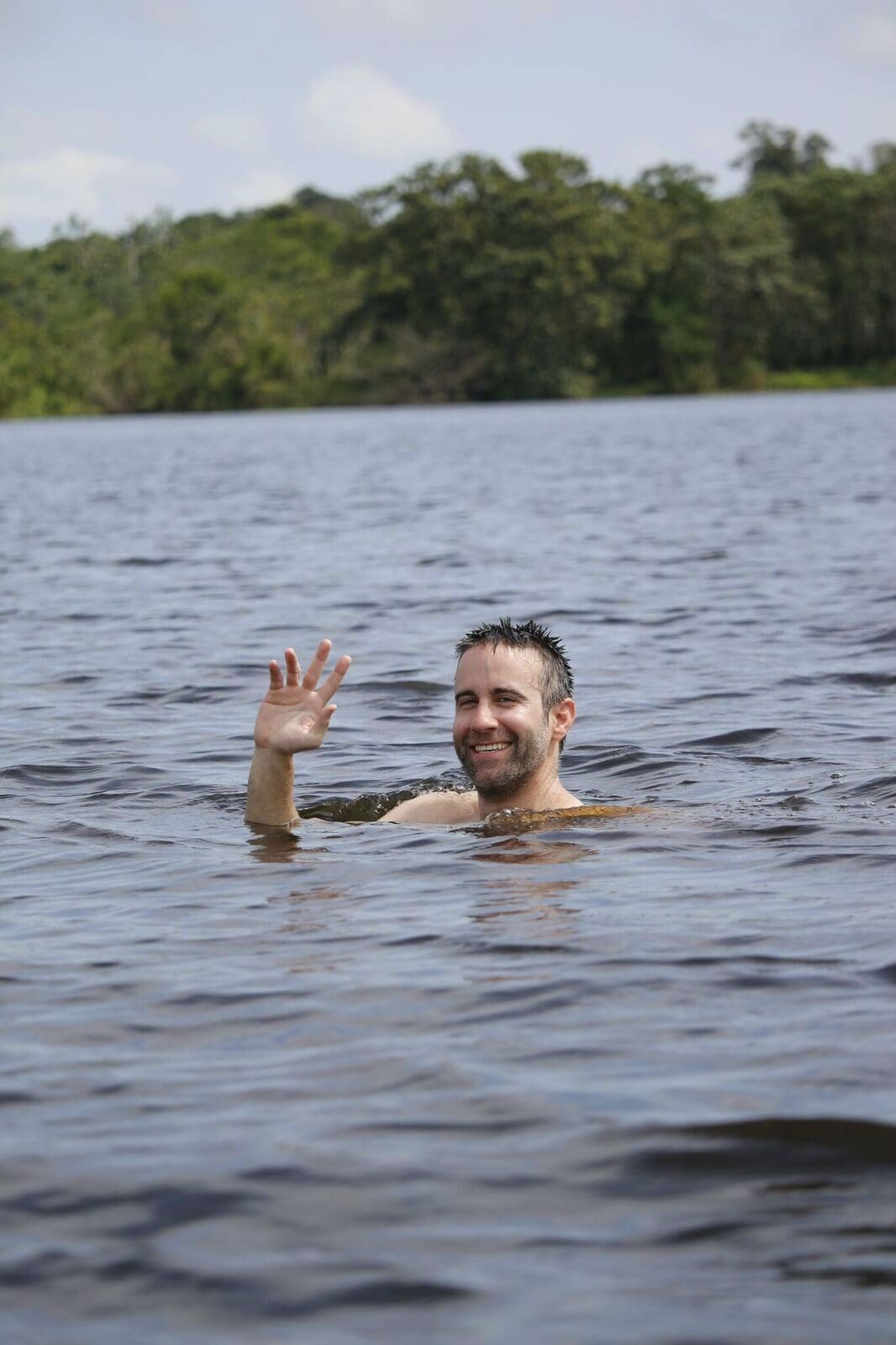 Pablo banandose en el Amazonas