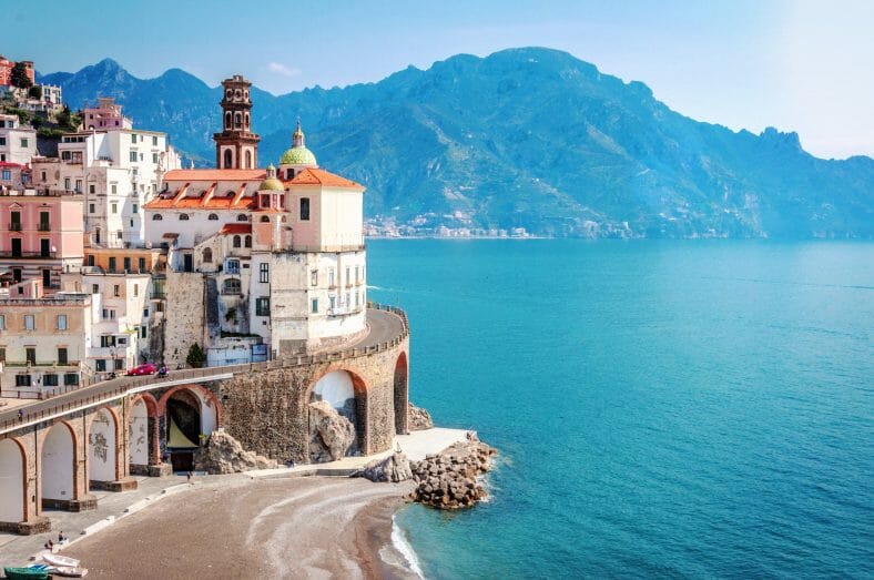 El panorama escénico con el pueblo de Atrani, en la Costa Amalfitana.
