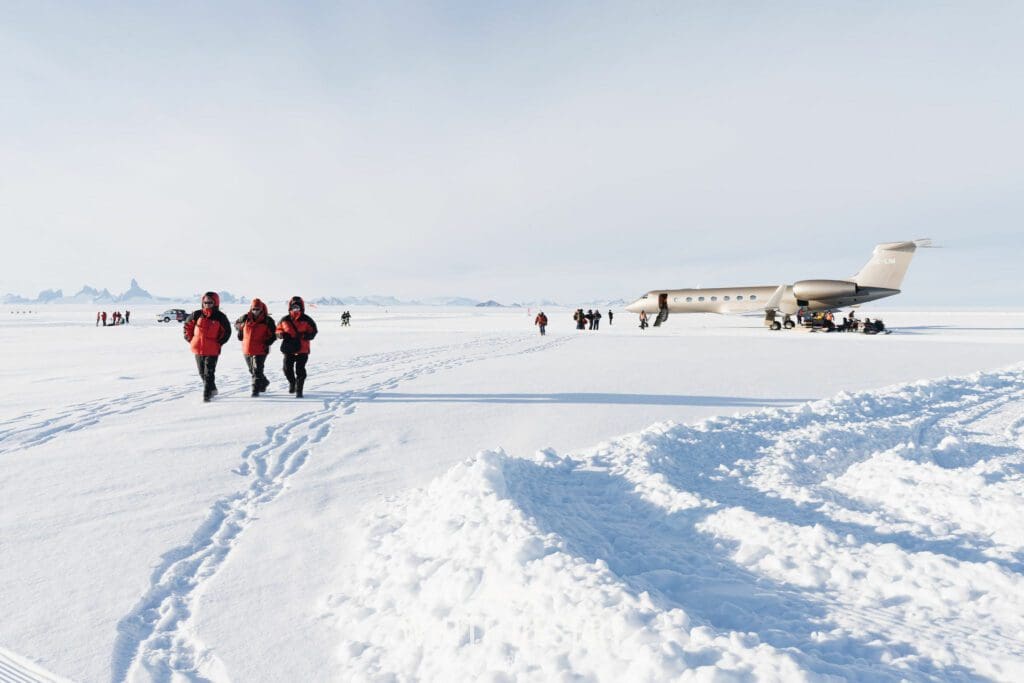 Avión privado y personas caminando por la Antártida