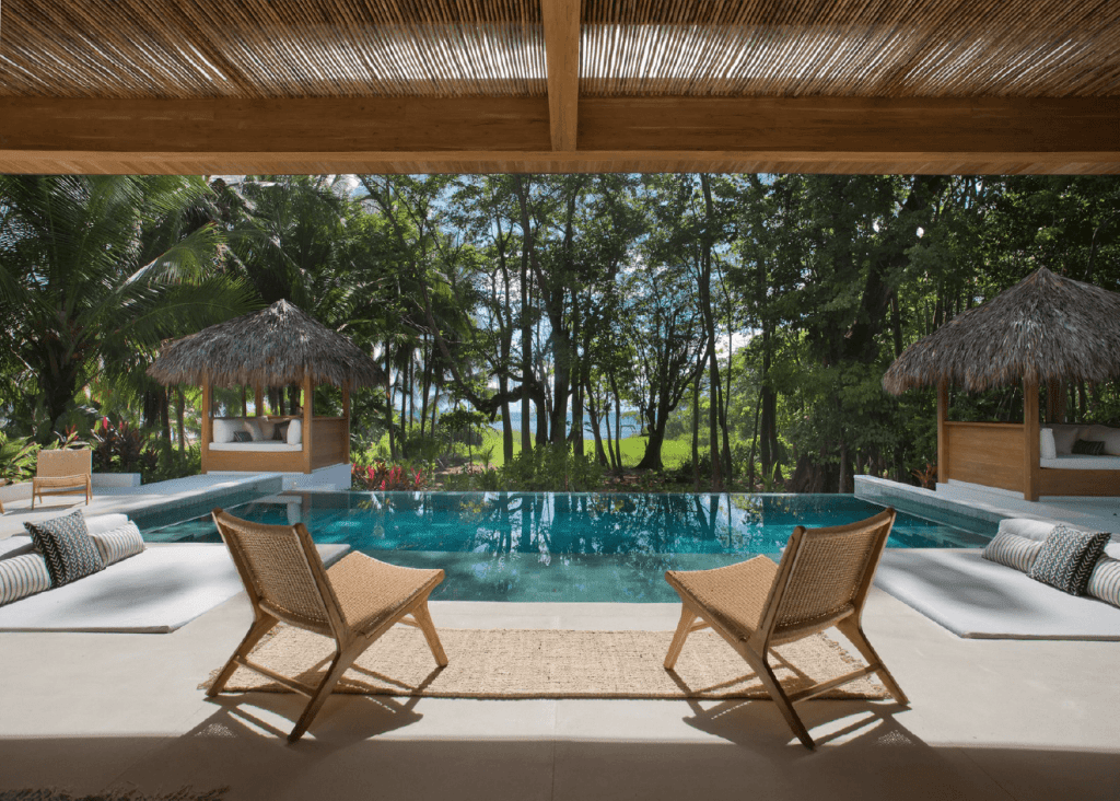 Villa privada en Santa Teresa Costa Rica con dos sillas