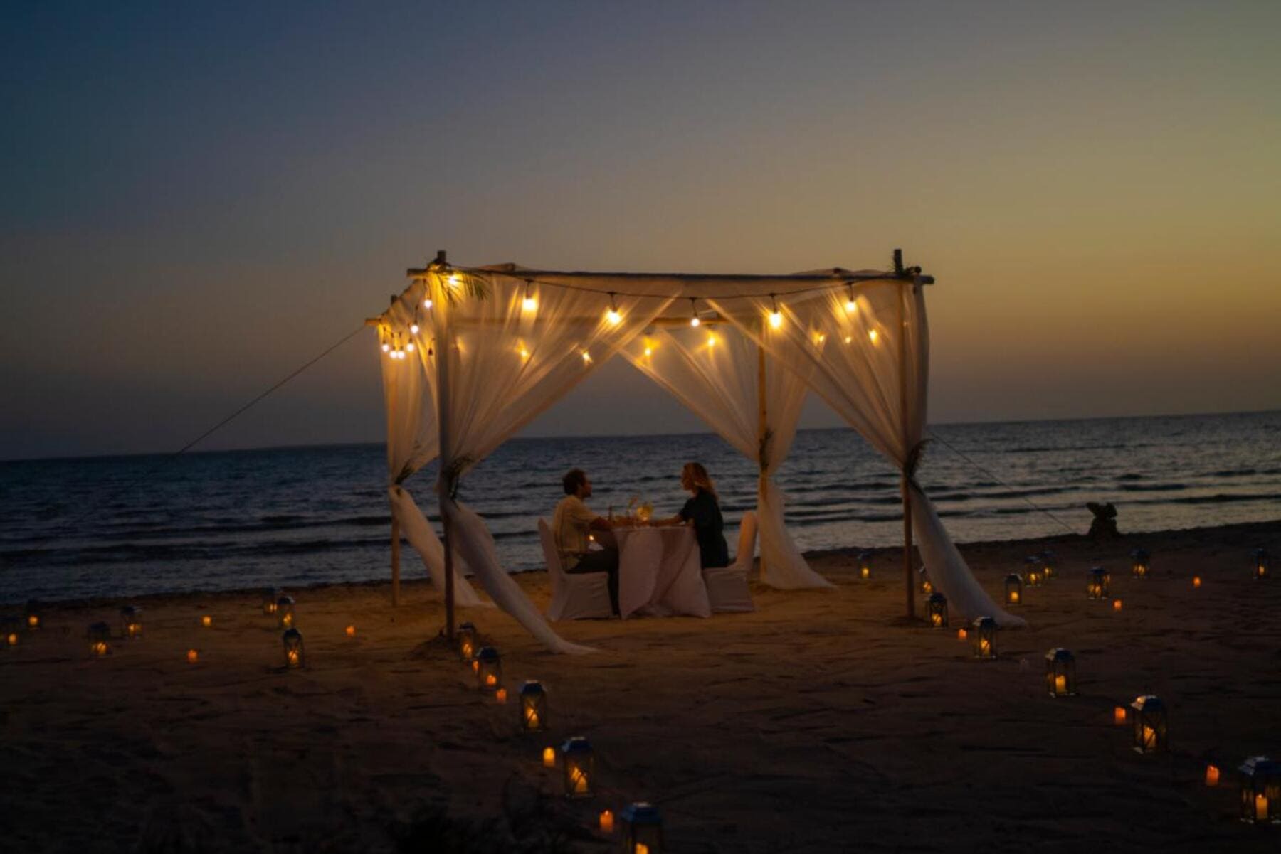 Cena bajo las estrellas Mar Rojo Arabia Saudí