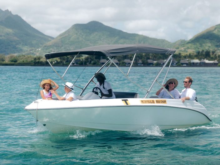 Mauricio en familia barco en la bahia