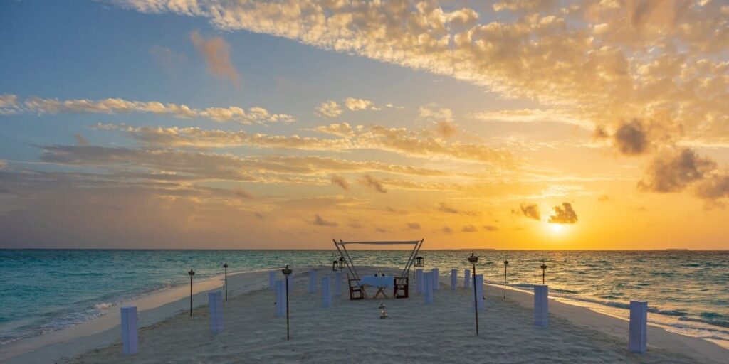 Cena en un banco de arena Maldivas