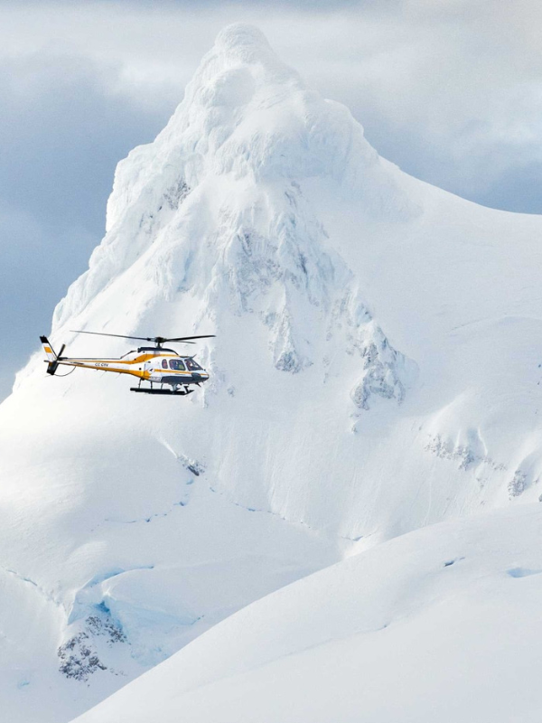 Helicopter excursion over volcanoes and glacier landscapes, with private access to The Retreat at the Blue Lagoon (Grindavík, Iceland)