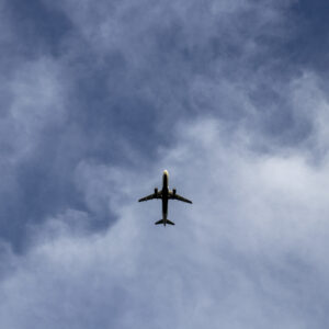 Volar desde las tierras del sillar hacia el paraíso indómito de las Galápagos
