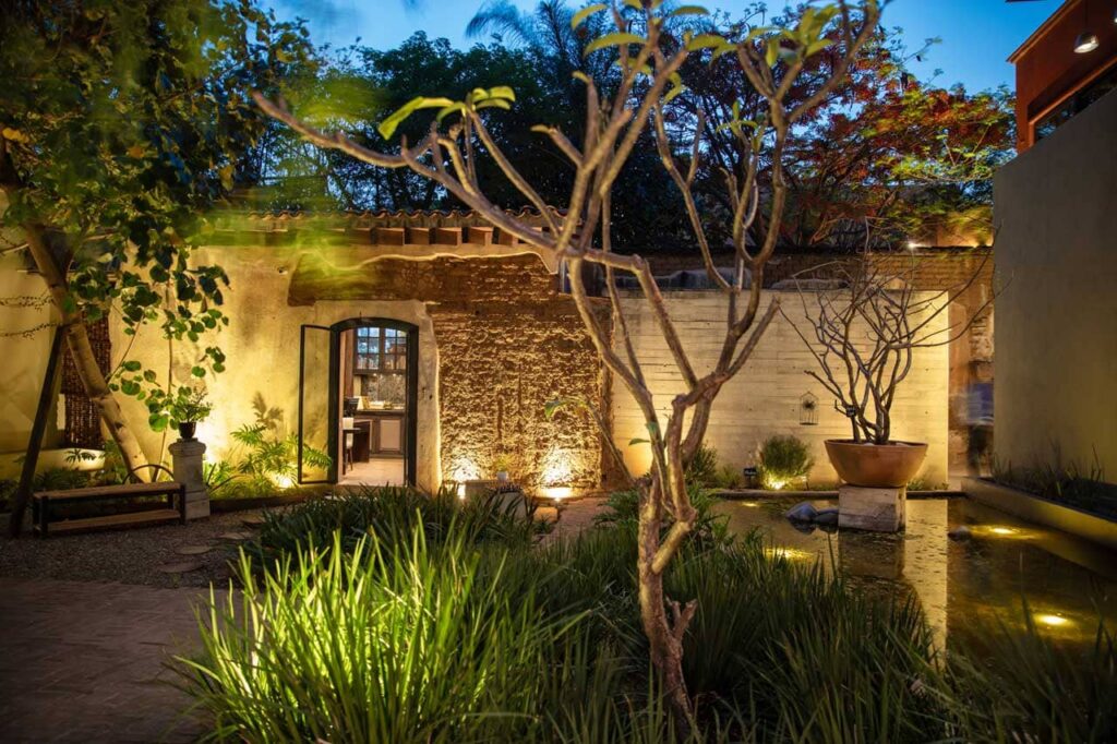 Vista patio por la noche Oaxaca