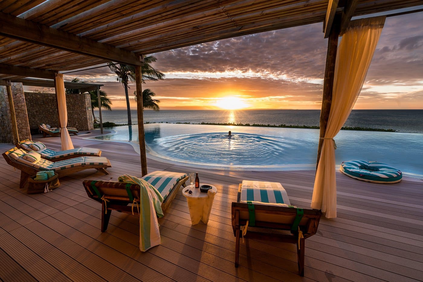 Vista piscina al atardecer Miavana Madagascar