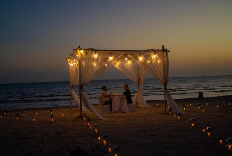 Cena bajo las estrellas Mar Rojo Arabia Saudí