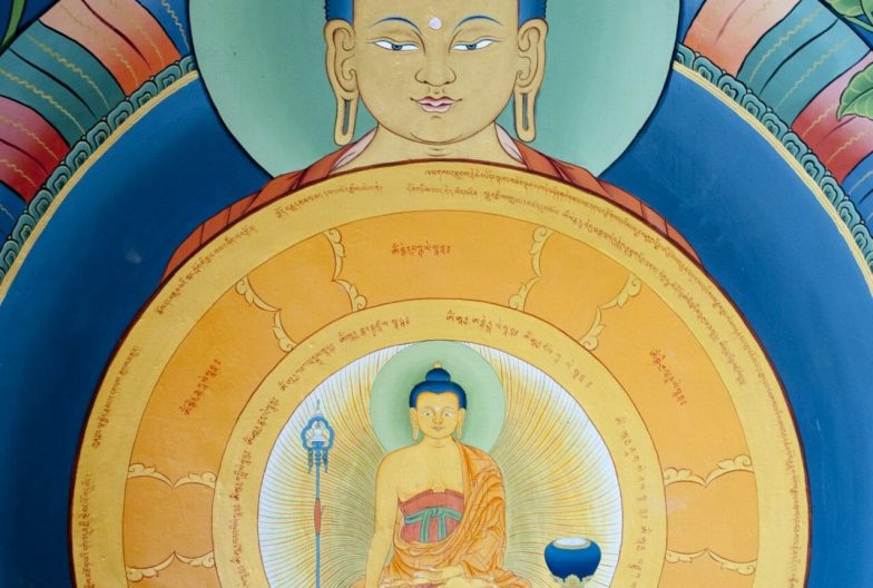 Primer plano de las pinturas del Señor Buda en Gangte Goemba, Valle de Phobjikha, Bután